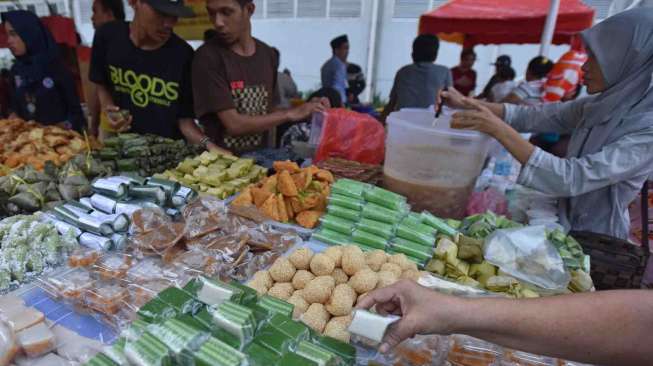 Pasar Takjil Benhil, Jakarta, Sabtu (27/5).