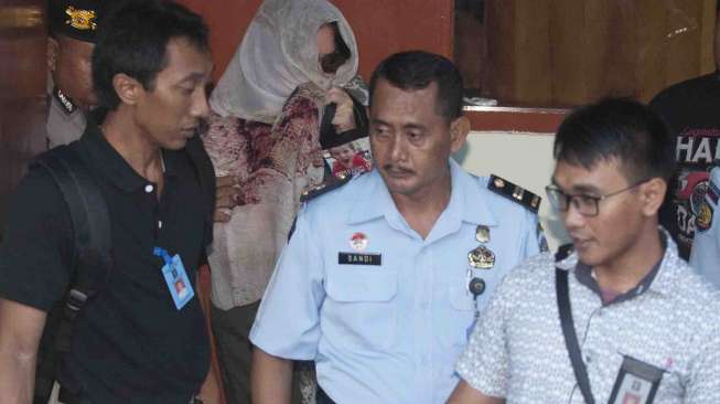 Warga Australia, Schapelle Leigh Corby dikawal petugas balai pemasyarakatan dan polisi saat melapor terakhir kali di Balai Pemasyarakatan Denpasar, Sabtu (27/5).