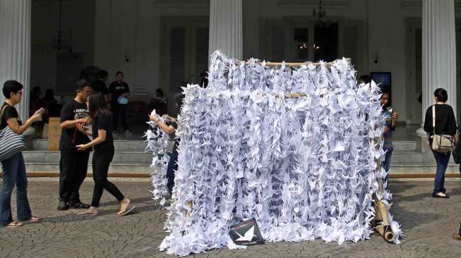 Warga memasang origami burung di Balai Kota, Jakarta, Sabtu (27/5).