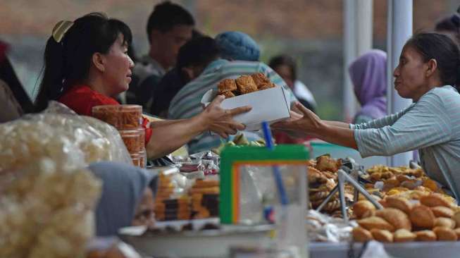 Pasar Takjil Benhil, Jakarta, Sabtu (27/5).