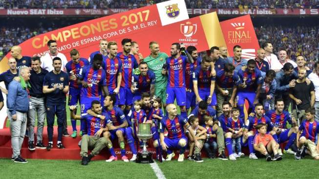 Para pemain Barcelona merayakan gelar juara Copa del Rey, Sabtu (27/5), setelah mengalahkan Alaves dengan skor 3-1 (AFP/Ander Gillenea).