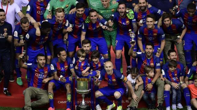 Pemain Barcelona rayakan kemenangan di final Piala Raja [AFP]