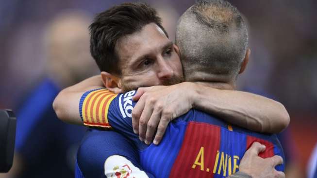 Lionel Messi dari Barcelona memeluk rekan setimnya Andres Iniesta setelah memenangkan final Copa del Rey [AFP]