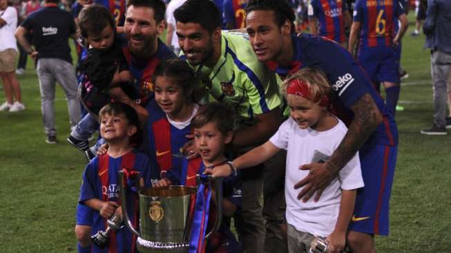 Tiga bintang Barcelona (kiri-kanan) Lionel Messi, Luis Suarez, Neymar berpose bersama anak-anak mereka usai memenangkan trofi Copa del Rey [AFP]