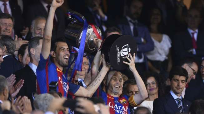 Andres Iniesta mengangkat trofi Piala Raja usai kemenangan Barcelona 3-1 atas Alaves di babak final [AFP]