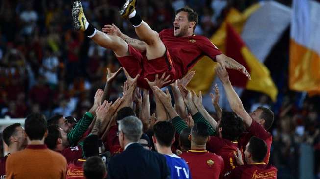Para pemain AS Roma mengangkat Francesco Totti ke udara saat sang kaptennya tersebut melakoni laga terakhirnya tersebut sebelum pensiun. Vincenzo PINTO / AFP