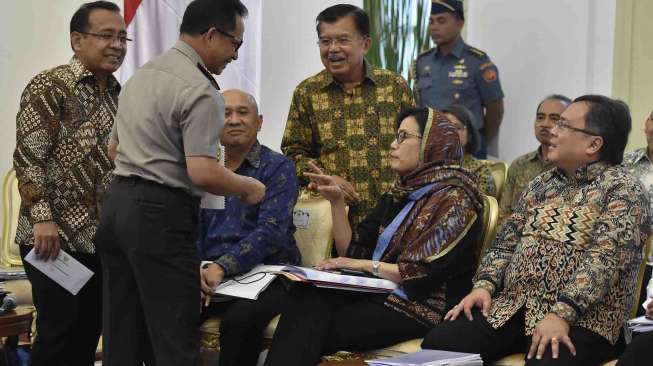 Presiden Joko Widodo didampingi Wakil Presiden Jusuf Kalla memimpin Sidang Kabinet Paripurna di Istana Bogor, Bogor, Jawa Barat, Senin (29/5).