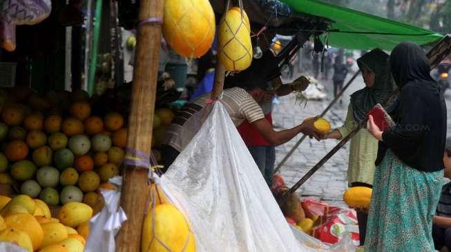 Penjual timun suri di Pasar Palmerah, Jakarta, Senin (29/5).