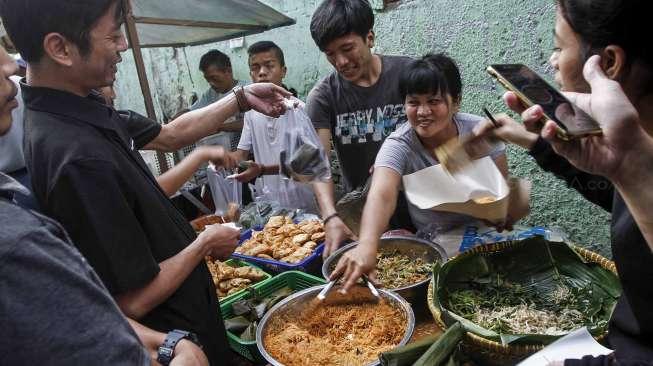 Warga dan para karyawan membeli makanan atau takjil untuk berbuka puasa di kawasan Kebon Kacang, Jakarta, Senin (29/5).