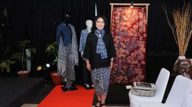 Nita Kenzo Lestarikan Batik Indigo hingga Curi Perhatian di Eropa