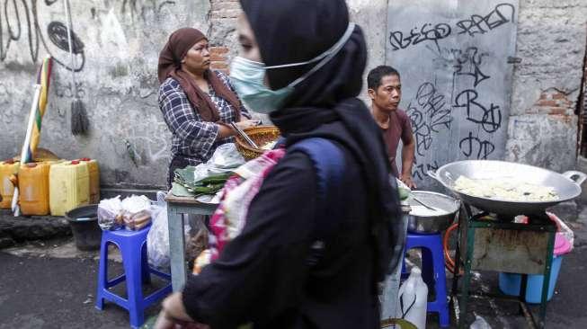 Warga dan para karyawan membeli makanan atau takjil untuk berbuka puasa di kawasan Kebon Kacang, Jakarta, Senin (29/5).