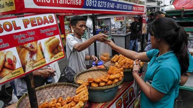 Warga dan para karyawan membeli makanan atau takjil untuk berbuka puasa di kawasan Kebon Kacang, Jakarta, Senin (29/5).