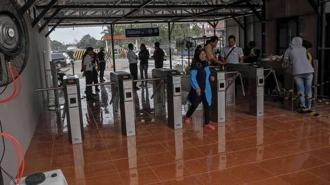 Pekerja menyelesaikan renovasi stasiun Klender Jakarta, Minggu (28/5).