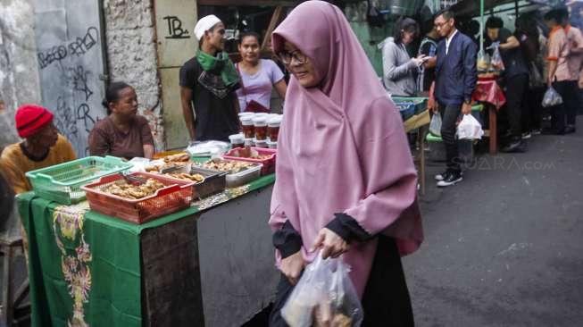 Warga dan para karyawan membeli makanan atau takjil untuk berbuka puasa di kawasan Kebon Kacang, Jakarta, Senin (29/5).