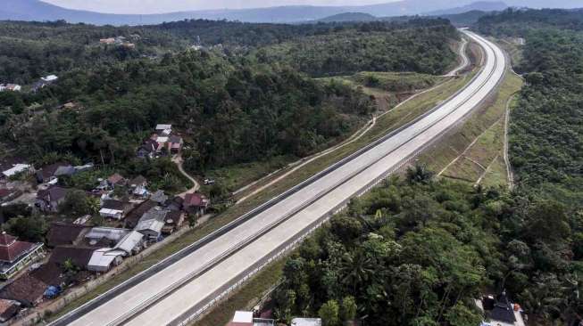 Gerbang Tol  Salatiga  Bikin Heboh Berlatar Gunung Merbabu 