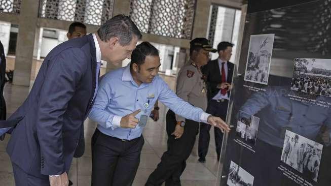 Chief Minister of the Northern Territory Australia Michael Gunner mengunjungi Masjid Istiqlal di Jakarta, Senin (29/5).