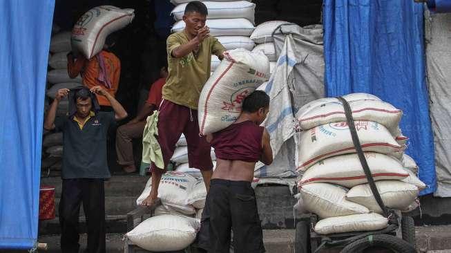 Calon pembeli memilih jenis beras yang dijual pedagang di pasar induk beras Cipinang, Jakarta, Senin (29/5).