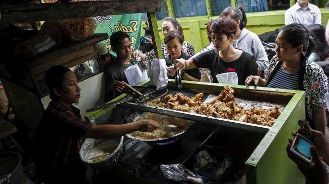 Meski berada di gang sempit di antara gedung-gedung perkantoran.   