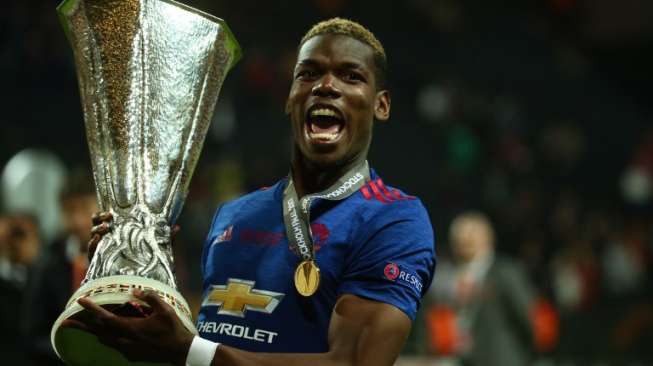 Gelandang Manchester United Paul Pogba mengangkat trofi juara Liga Europa usai mengalahkan Ajax Amsterdam. Soren Andersson / AFP