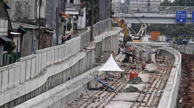 Proyek Light Rail Transit (LRT) di Jakarta, Selasa (30/5).