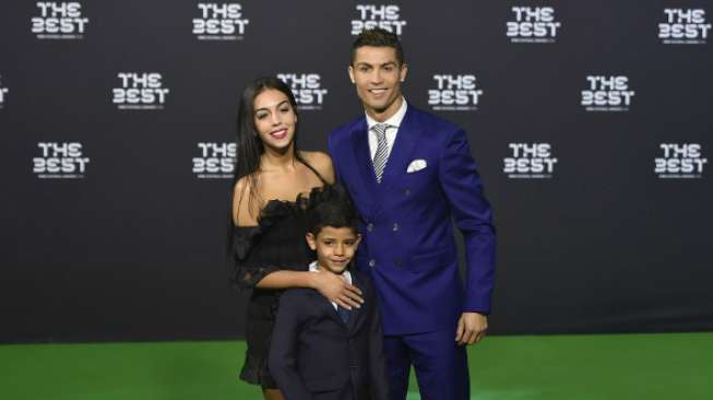 Datangi Dokter, Pacar Ronaldo Hamil?