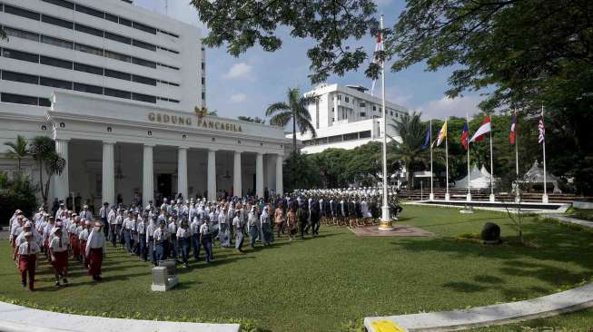 Persiapan peringatan Hari Lahir Pancasila di Gedung Pancasila, Kementerian Luar Negeri, Jakarta, Selasa (30/5).