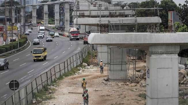 Proyek Light Rail Transit (LRT) di Jakarta, Selasa (30/5).