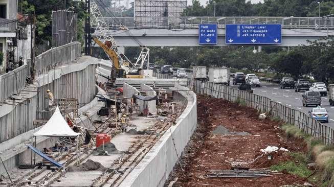 Proyek Light Rail Transit (LRT) di Jakarta, Selasa (30/5).