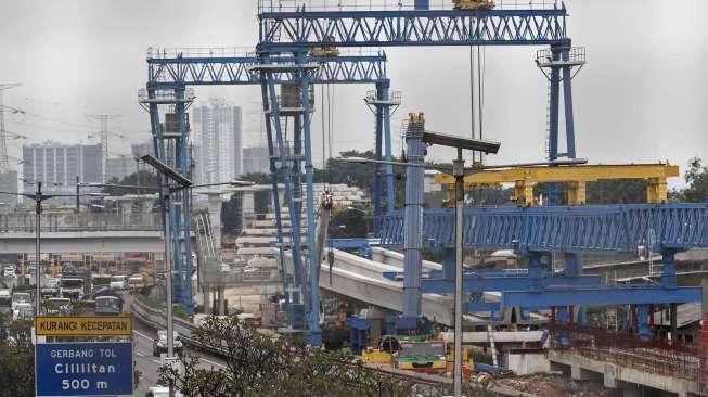 Proyek Light Rail Transit (LRT) di Jakarta, Selasa (30/5).