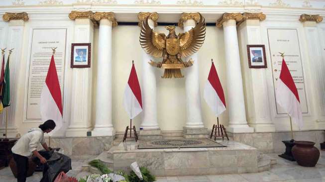 Persiapan peringatan Hari Lahir Pancasila di Gedung Pancasila, Kementerian Luar Negeri, Jakarta, Selasa (30/5).