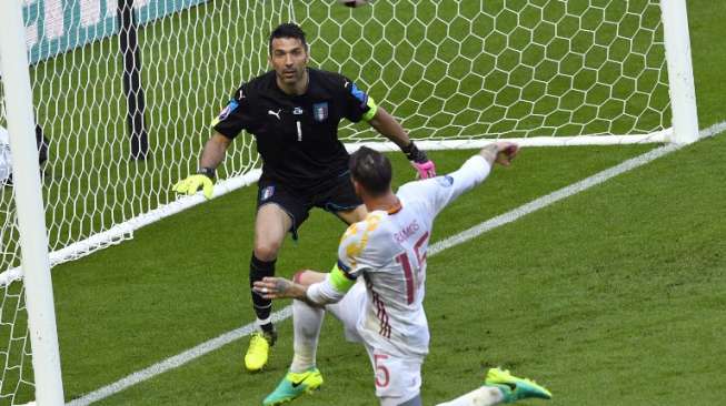 Gianluigi Buffon berhadapan dengan Sergio Ramos di laga antara Italia vs Spanyol di babak 16 besar Piala Eropa 2016 [AFP]