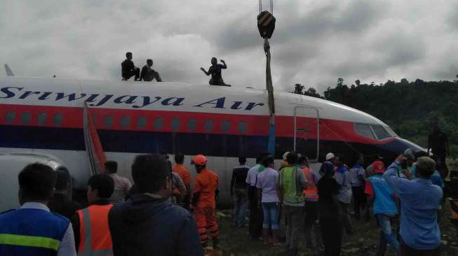 Karena kondisi landasan pacu bandara Rendani dalam keadaan basah akibat hujan.