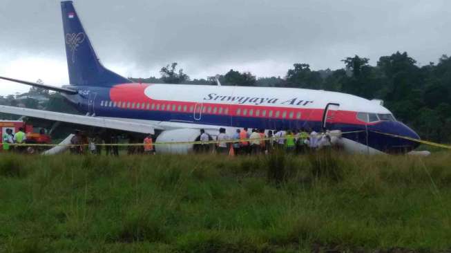 Pesawat Sriwijaya Air jenis Boeing 737-300 dengan nomor penerbangan SJ 570 tergelincir keluar landasan pacu di Bandara Rendani Manokwari, Papua Barat, Rabu (31/5).