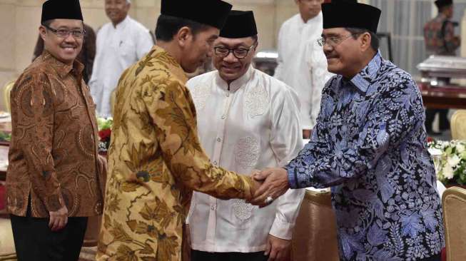 Presiden Joko Widodo bersama pimpinan lembaga tinggi negara saat buka puasa bersama di Istana Negara, Jakarta, Selasa (30/5).