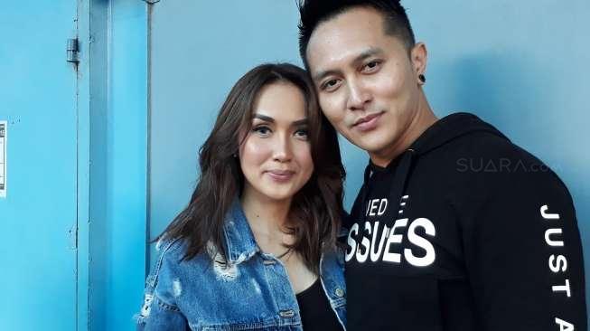 Demian Aditya dan Sara Wijayanto di Studio Trans TV, Kapten Tendean, Jakarta Selatan, Selasa (30/5/2017). [suara.com/Puput]