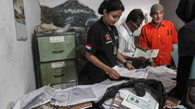 Penggeladahan di sebuah bangunan rumah yang diduga tempat penampungan sementara Tenaga Kerja Indonesia  (TKI) Ilegal di kawasan Percetakan Negara, Jakarta, Rabu (31/5).