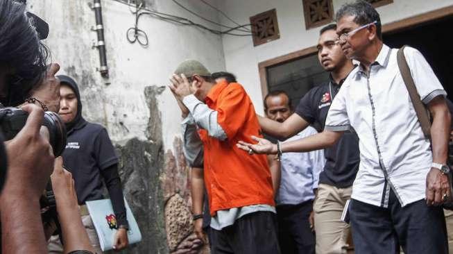 Penggeladahan di sebuah bangunan rumah yang diduga tempat penampungan sementara Tenaga Kerja Indonesia  (TKI) Ilegal di kawasan Percetakan Negara, Jakarta, Rabu (31/5).