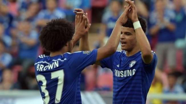 Pemain Chelsea Dominic Solanke (kanan) merayakan golnya melawan Thailand All-Stars di Bangkok. PORNCHAI KITTIWONGSAKUL / AFP