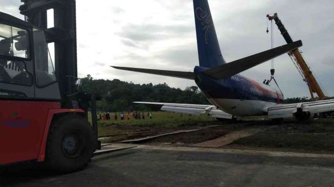 Pesawat Sriwijaya Air jenis Boeing 737-300 dengan nomor penerbangan SJ 570 tergelincir keluar landasan pacu di Bandara Rendani Manokwari, Papua Barat, Rabu (31/5).