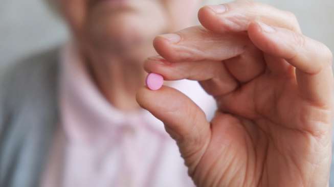 Ilustrasi minum obat. (Shutterstock)