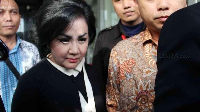 Pemilik PT Bukit Alam Surya Artalyta Suryani alias Ayin menjalani pemeriksaan di gedung KPK, Jakarta, Rabu (31/5).