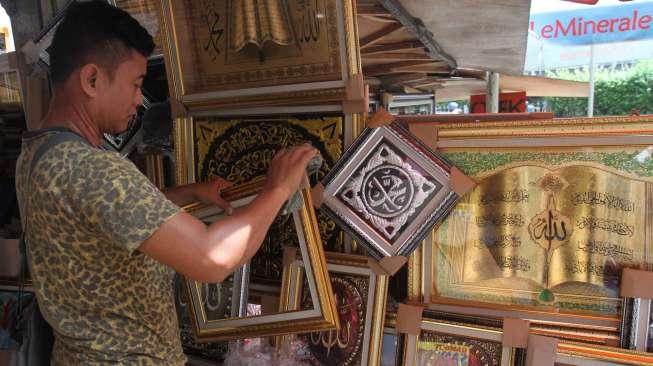 Pedagang kaligrafi dan lukisan di kawasan Pasar Baru, Jakarta , Rabu (31/5).