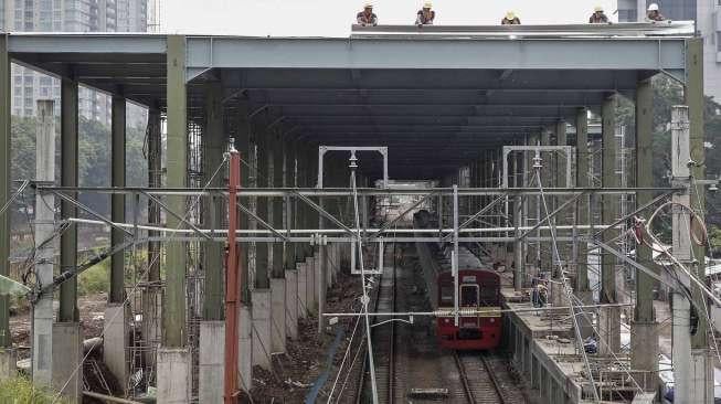 Proyek pembangunan stasiun kereta Bandara Soekarno-Hatta di Stasiun Sudirman Baru, Jakarta, Kamis (1/6).