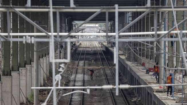 Proyek pembangunan stasiun kereta Bandara Soekarno-Hatta di Stasiun Sudirman Baru, Jakarta, Kamis (1/6).