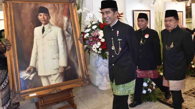 Presiden Joko Widodo (kiri) bersama Wakil Presiden Jusuf Kalla (kanan) dan Kepala Arsip Nasional Republik Indonesia (ANRI) Mustari Irawan (kedua kanan) meninjau pameran arsip naskah dan foto dokumentasi pada peringatan Hari Lahir Pancasila di halaman Gedung Pancasila Kementerian Luar Negeri, Jakarta, Kamis (1/6).