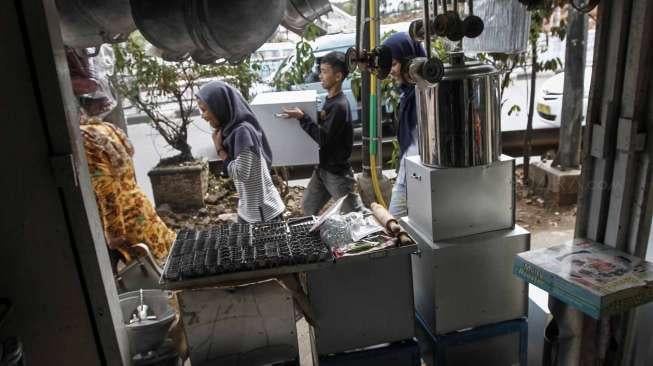 Pedagang alat pemanggang kue dan peralatan memasak di kawasan Jalan Dewi Sartika, Cawang, Jakarta, Kamis (1/6).