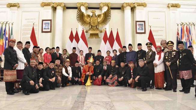 Presiden menekankan Indonesia tetap harus bersatu membangun bangsa.