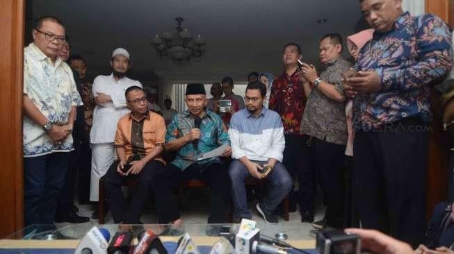 Ketua Dewan Kehormatan Partai Amanat Nasional Amien Rais mengklarifikasi pencatutan namanya dalam kasus dugaan korupsi pengadaan alat kesehatan yang melibatkan mantan Menteri Kesehatan Siti Fadilah Supari, di Jakarta, Jumat (2/6).