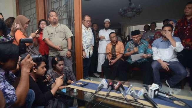 Ketua Dewan Kehormatan Partai Amanat Nasional Amien Rais mengklarifikasi pencatutan namanya dalam kasus dugaan korupsi pengadaan alat kesehatan yang melibatkan mantan Menteri Kesehatan Siti Fadilah Supari, di Jakarta, Jumat (2/6).