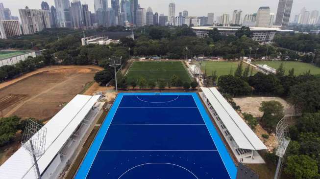 Proyek renovasi lapangan hoki di kompleks Gelora Bung Karno (GBK), Senayan, Jakarta, Jumat (2/6).